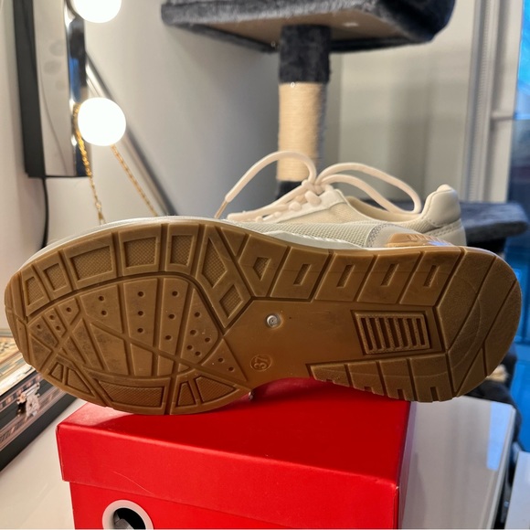 Excellent condition. Worn once traveling. - Picture 7 of 7